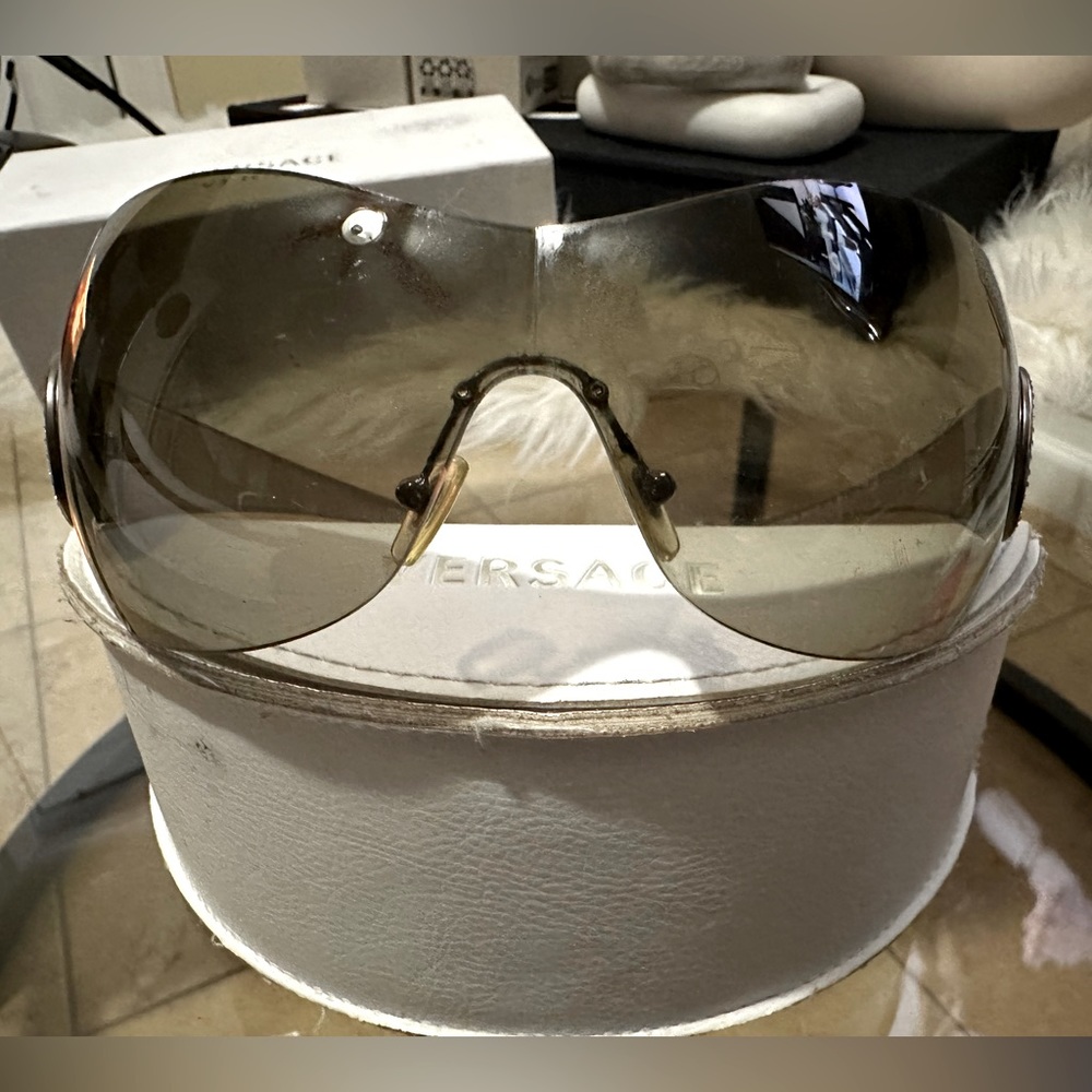 VERSACE SHIELD SUNGLASSES WITH CRYSTALS🖤 EUC COMES WITH CASE AND BOX